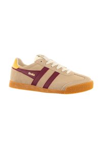 Sneaker in suede beige con strisce bordeaux, accenti gialli sul tallone e suola in gomma gommata testurizzata. Design con lacci e dettaglio del logo.