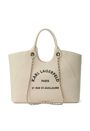 Beige tote taske med afrundede håndtag, sølvkæde rem og sort tekst på fronten med teksten "KARL LAGERFELD PARIS 21 RUE ST-GUILLAUME".