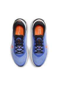 Modré sportovní boty s texturovaným svrškem, černými akcenty a oranžovými detaily. Mají tkaničky a polstrovanou podrážku. Přítomno logo Nike.