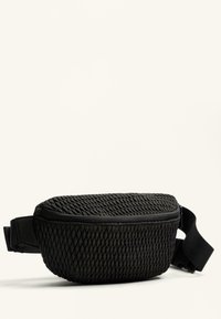 Borsetă din țesătură neagră, cu închidere tip fermoar neted, curea ajustabilă și formă rotundă, cu detalii texturate.