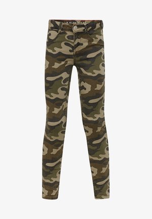 Slim-Fit Hose mit grünem, braunem und beigem Tarnmuster, Knopf- und Reißverschluss sowie Vordertaschen und Gesäßtaschen.