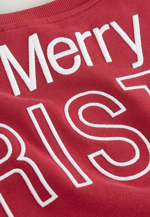 Rød sweatshirt med hvid broderet tekst, der står "Glædelig Jul." Blødt stof, rund hals, tekstureret skrift og ingen yderligere dekorationer.