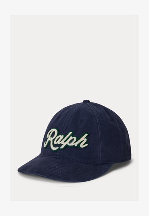 Mörkblå basebollkeps med böjd skärm och vit kursiv text "Ralph" med grön kontur på främre panelen.