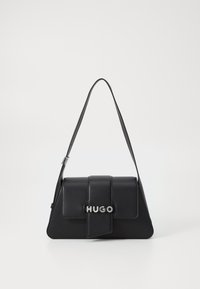 Zwarte leren handtas met een gestructureerde vorm, klep aan de voorkant en zilveren "HUGO" logo. Voorzien van een smalle verstelbare riem en een gladde textuur.