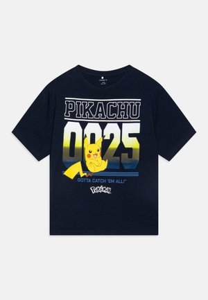 Mornarice pamuk majica s kratkim rukavima, koja sadrži grafiku Pikachua, tekst "Pikachu 0025" i gradijent pozadinu od plave do žute boje.