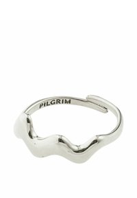 Bracciale aperto in argento con un design ondulato e "PILGRIM" inciso all'interno.