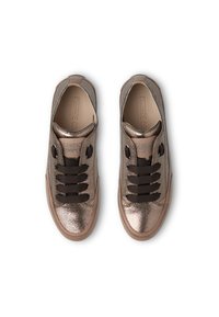 Metallic bronze Sneakers mit strukturiertem Finish, braunen Schnürsenkeln und tanfarbener Gummisohle. Vorne auf der Zunge und an den seitlichen Akzenten befindet sich eine Markenkennzeichnung.