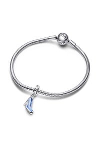 Strieborný náramok s flexibilným dizajnom, zdobený charmom v tvare modrých vysokých podpätkov a okrúhlou sponou s vyrytým nápisom "Pandora".