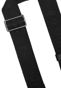 Schwarzer verstellbarer Riemen mit gewebter Textur und geprägtem Markennamen. Beinhaltet eine silberne Metallschnalle und ein Lederakzentdetail.