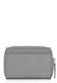 Portafoglio in pelle grigia con una superficie texture, forma rettangolare, chiusura con zip e tasche per carte su un lato. Accentuato con una zip argentata.
