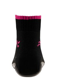 Schwarze Knöchelsocke mit einem pinkfarbenen gerippten Bund, die eine strukturierte Oberfläche und pinkfarbene Akzentmuster an den Seiten aufweist. Niedrig geschnittenes Design, geeignet für Schuhwerk.