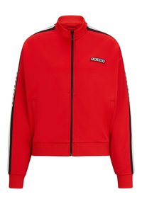 Červená zipová bunda s vysokým límcem, s černými a bílými pruhy po stranách a malým logem na levé hrudi. Hlavně na zápěstí a spodním lemu je pletené zakončení.