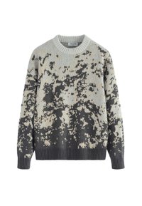 Pull en tricot gris clair et beige avec un motif camouflage ; présente un col rond et des bords-côtes aux poignets et au bas. Texture douce.