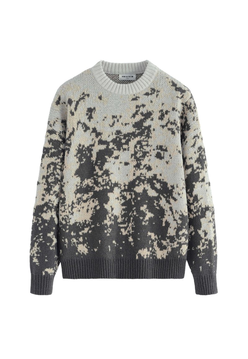 Pull en tricot gris clair et beige avec un motif camouflage ; présente un col rond et des bords-côtes aux poignets et au bas. Texture douce.