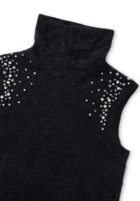Czarny wełniany sweter z golfem o miękkiej teksturze. Posiada błyszczące srebrne zdobienia na ramionach, co dodaje szczegółu do projektu.