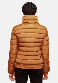 Giubbotto imbottito marrone con colletto alto, design a righe verticali e orlo elasticizzato. Tessuto liscio e maniche lunghe con polsini arricciati.