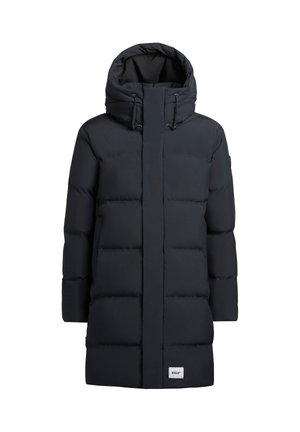 Mustat pehmustetut takki, jossa on korkea kaulus ja säädettävä huppu. Takissa on etuvetoketju, taskut ja logo alaosassa edessä.