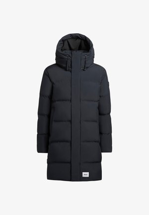 Zwarte gewatteerde jas met een hoge kraag en een verstelbare capuchon. Bevat een rits aan de voorkant, zakken en een logo aan de onderkant vooraan.