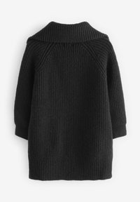Cardigan nero lavorato a maglia con una texture a coste, colletto ampio e maniche a tre quarti. La vista posteriore mostra una vestibilità rilassata e oversize.
