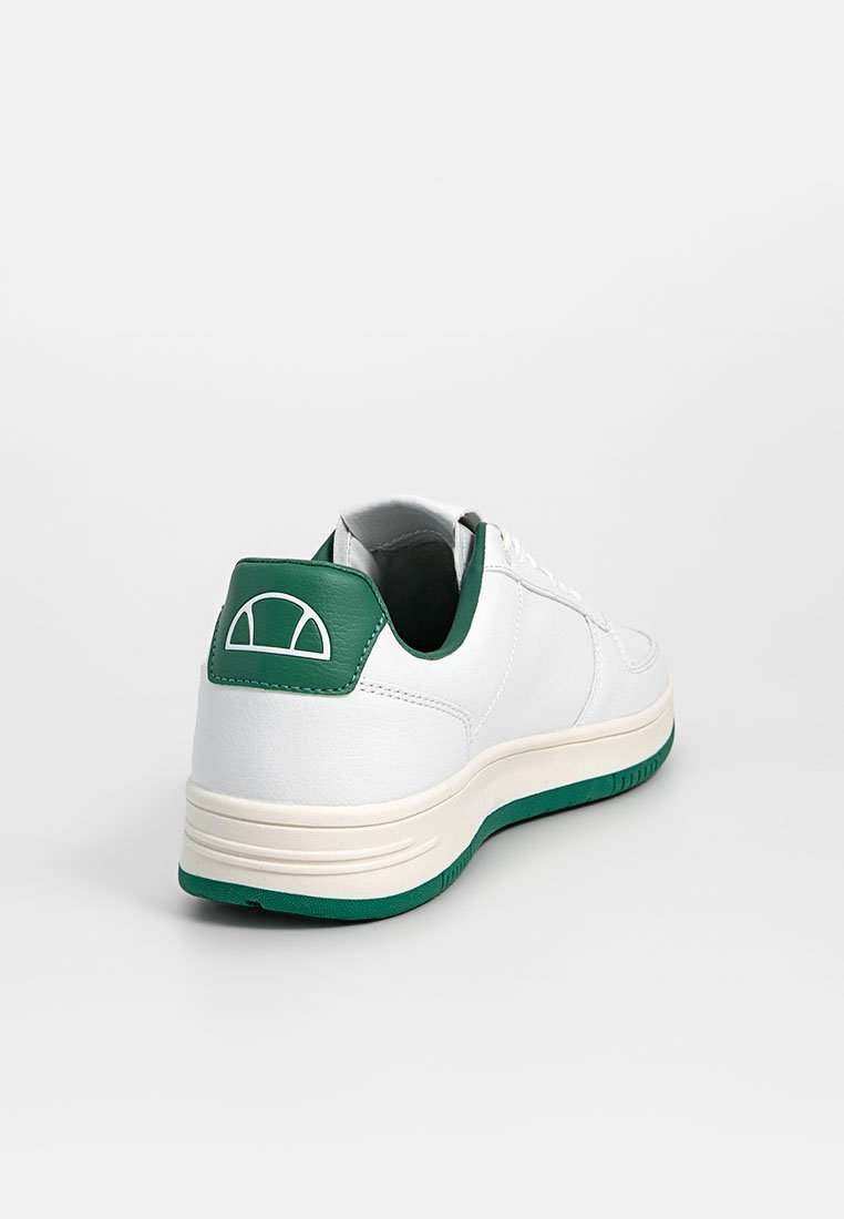 Witte sneaker met groene accenten. Heeft een glad leren bovenwerk, een gewatteerde kraag en een gestructureerde rubberen zool. Logo op de hiel.
