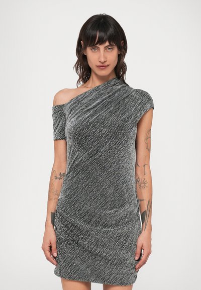 Robe asymétrique dénudée d'épaule en tissu métallique noir et argent, présentant un motif texturé et une silhouette moulante.