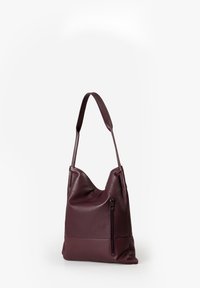 Borsa a tracolla in pelle bordeaux scuro con una forma morbida, manico singolo e una tasca con zipper frontale. Dettaglio in superficie texturizzata.
