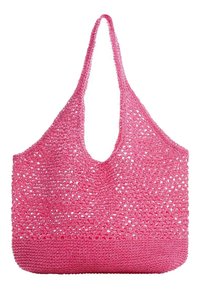 Sac à épaule tissé rose avec une texture en filet et un fond solide. Doté d'une ouverture en forme de cuillère et d'une large sangle d'épaule plate.