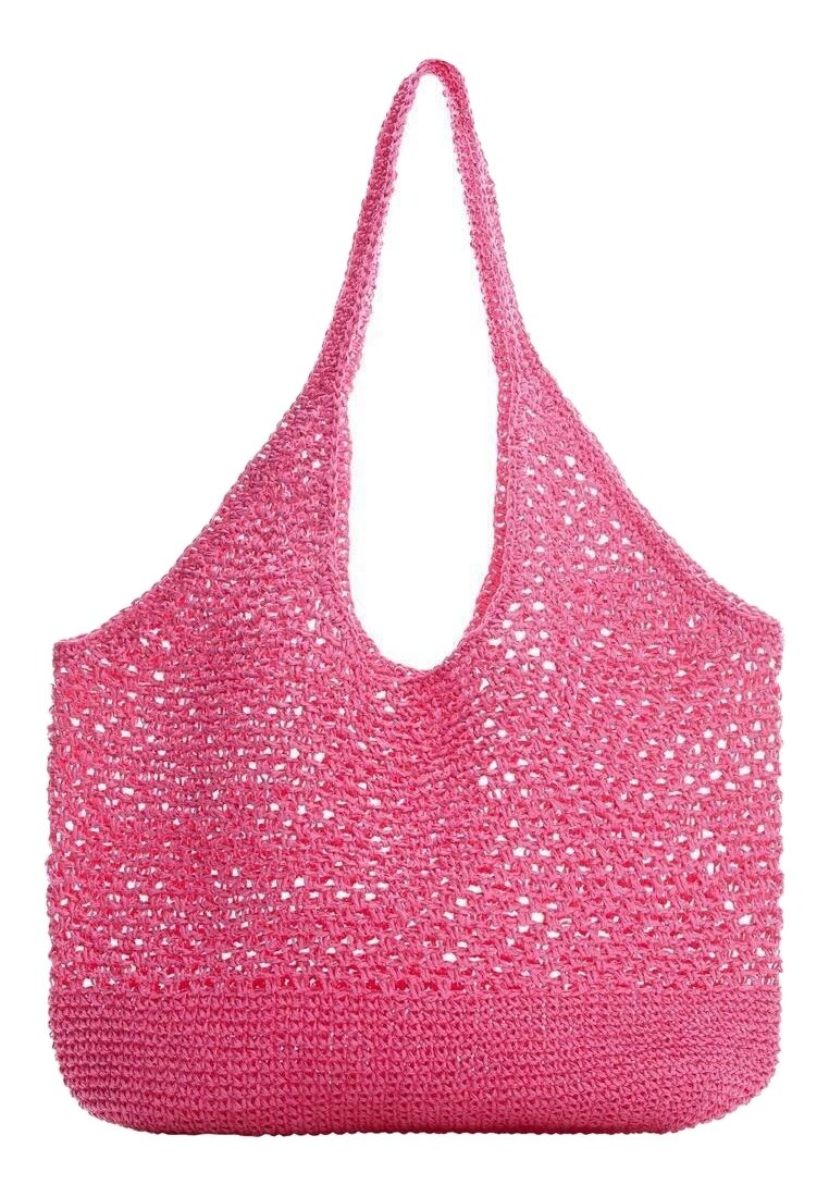 Sac à épaule tissé rose avec une texture en filet et un fond solide. Doté d'une ouverture en forme de cuillère et d'une large sangle d'épaule plate.
