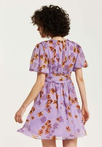 Liquorish FLORAL V NECK MINI - Day dress - purple