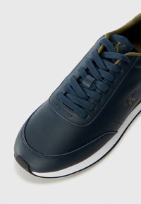 Calvin Klein Jeans RETRO RUNNER - Sneakers basse - navy/capers