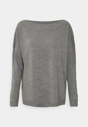 Pull en maille gris à manches longues avec un large col rond et des poignets et ourlets côtelés, présenté sur un fond blanc.