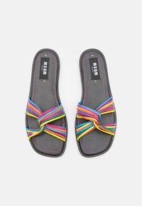 Des sandales noires à glissière avec une semelle intérieure texturée, ornées de brides de couleurs multicolores en rose, jaune, bleu et vert, avec des coutures roses.