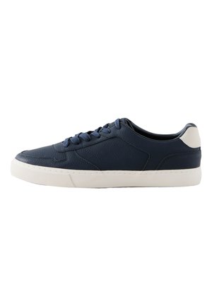 Tengerészkék alacsony szárú sneaker texturált bőr felsőrésszel, fehér gumitalppal, elöl fűzős és fehér sarokrészlettel.