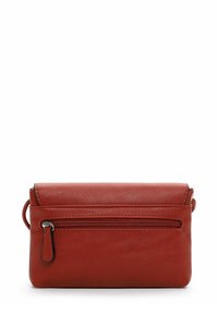 Kleine rechthoekige clutch van bruin leer met een ritssluiting aan de voorkant en een klapdeksel aan de bovenkant.