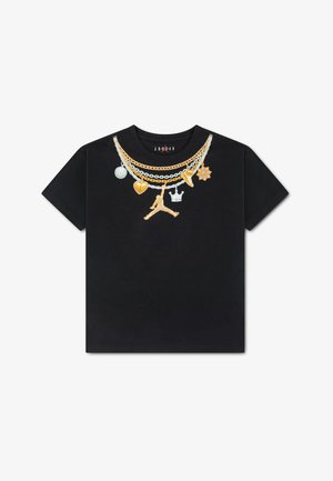 Zwart T-shirt met korte mouwen en bedrukte ontwerpen van gelaagde gouden en zilveren kettingen met bedels in de vorm van een basketbal, hart, kroon, sneaker en bloem.