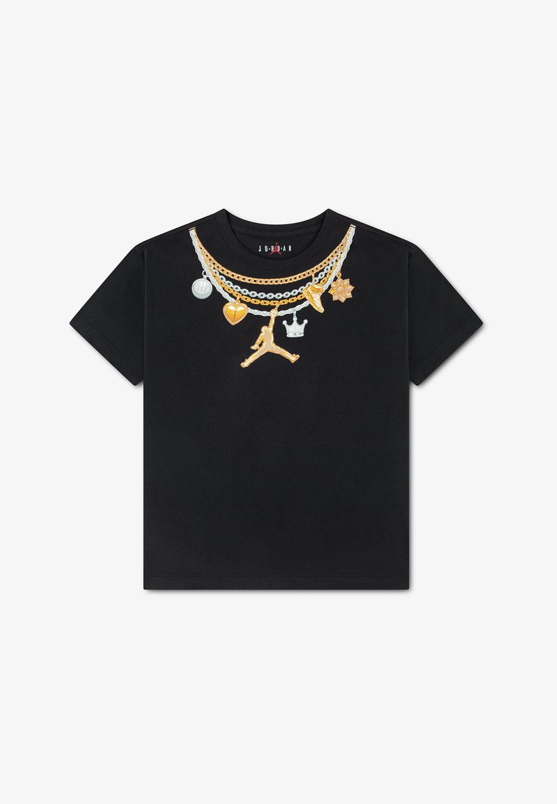 T-shirt noir à manches courtes avec des motifs imprimés représentant des chaînes superposées en or et en argent, ornées de breloques en forme de ballon de basket, cœur, couronne, basket et fleur.