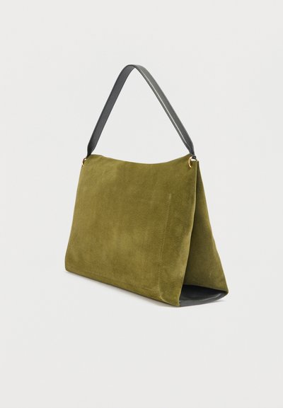 Τσάντα χειρός από μουτζούρα ελιάς με μαύρο δερμάτινο ιμάντα ώμου και μεταλλικά στοιχεία σε χρυσό χρώμα, παρουσιάζεται σε απλό λευκό φόντο.