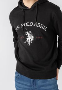 Černá mikina s kapucí vyrobená z bavlněné směsi, s bílým logem a grafikou hráče póla, s nastavitelními tkaničkami a klokankovou kapsou.
