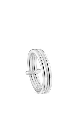 Anillo de plata de triple banda con acabado pulido suave y una pequeña barra horizontal que conecta las bandas, fondo liso.