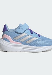 Chaussure de sport bleu clair avec tige en maille, accents argentés, détails roses et violets, et semelle en caoutchouc texturé blanche. Fermeture à scratch.