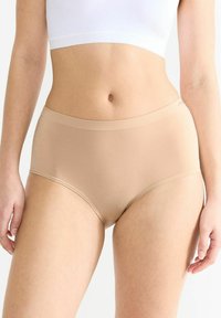 Helle beige, hochtaillierte Panties aus einem glatten, dehnbaren Stoff. Verfügt über einen elastischen Bund und ein nahtloses Design für hohen Tragekomfort.