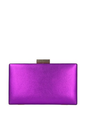 Bolso de mano rectangular morado con brillo metálico y un pequeño broche plateado horizontal en la parte superior sobre un fondo blanco.