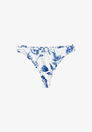 Biele bikiny s modrými kvetinovými vzormi, volánikovými okrajmi, elastickou tkaninou a trojuholníkovým dizajnom.
