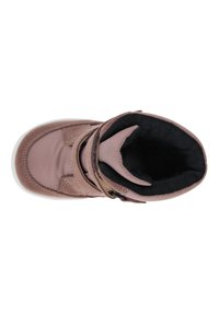 Roze stoffen laars met zwarte voering; uitgerust met een klittenbandsluiting en een getextureerd oppervlak; ronde neus en gevoerde binnenkant.