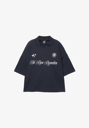 Navy plava polo majica s ležernim krojem, kratkim rukavima i V-izrezom. Sadrži bijeli vezeni natpis "Ne Rien Regretter" i logotip.