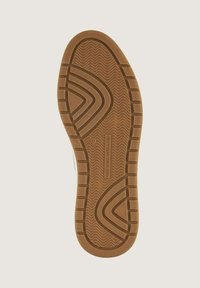 Tălpi de cauciuc cu o textură ondulată, având un design cu model pe talpă în nuanțe de brown pământii și un logo proeminent. Mărimea marcată este 45.