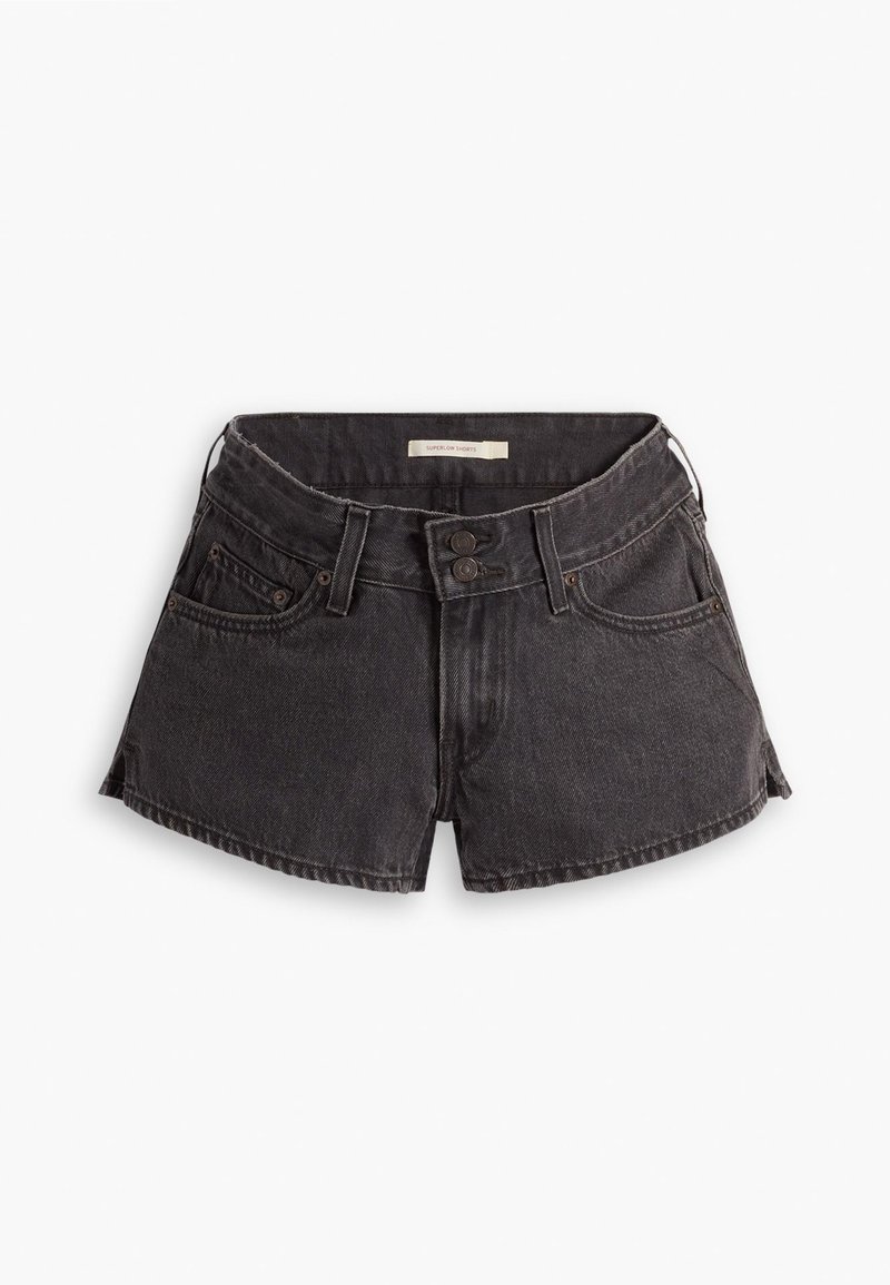 Pantalones cortos de mezclilla negra con cierre de dos botones, cinco bolsillos y dobladillos deshilachados. Fabricados con un material resistente y con una textura ligeramente desgastada.