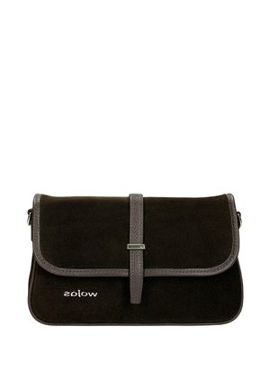 Pochette en daim brun foncé avec une sangle centrale en cuir et une boucle argentée, avec un petit logo blanc dans le coin inférieur gauche.