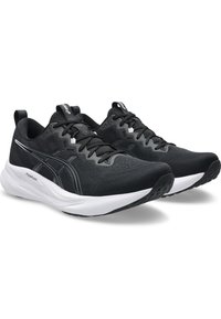 Schwarze Sportschuhe mit mesh-Obermaterial, weißer Zwischensohle und strukturierten Gummisohle. Mit Schnürsenkeln und einem reflektierenden Designelement.