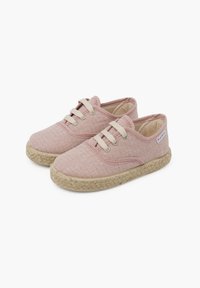 Espadrillas rosa chiaro con tomaia in tessuto pattern, lacci beige e suola in juta intrecciata. Punta arrotondata e design a profilo basso.